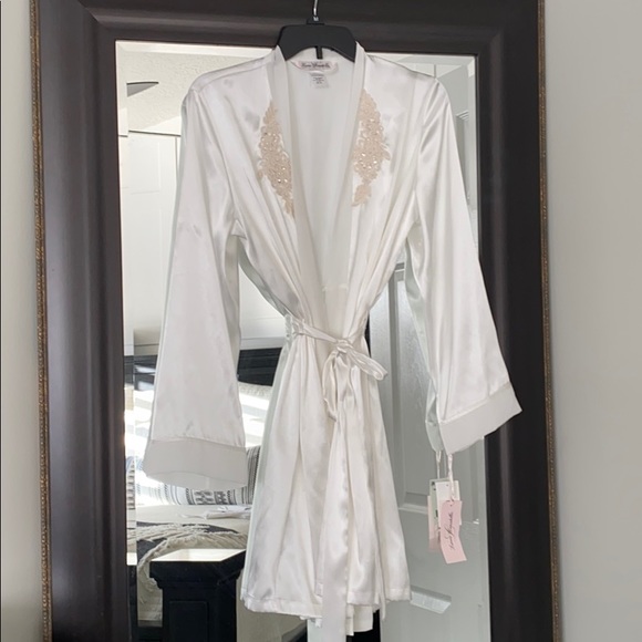 Ivory Robe - Picture 2 of 5